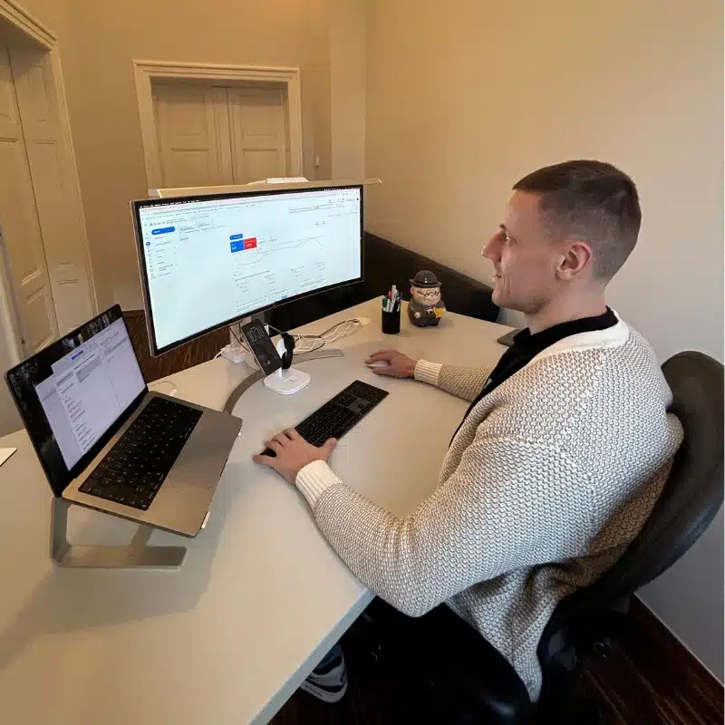 Marcus Uhl von der Google Ads Agentur RANG & NAMEN am Arbeitsplatz