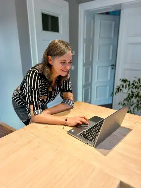 SEA-Managerin Jana bei der SEO-Agentur RANG & NAMEN in Chemnitz an einem Laptop in der Küche.