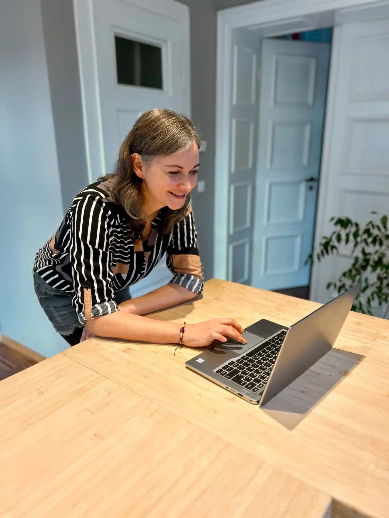 SEA-Managerin Jana bei der SEO-Agentur RANG & NAMEN in Chemnitz an einem Laptop in der Küche.