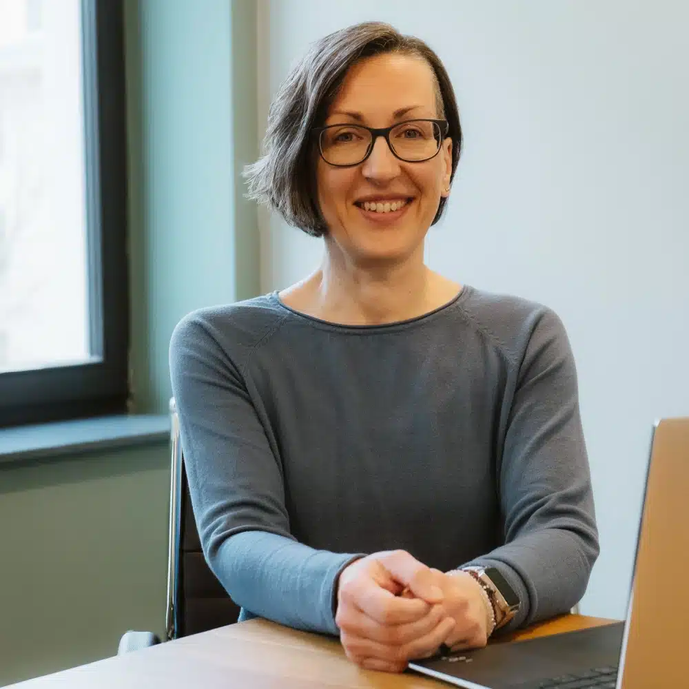 SEO-Managerin Katrin Wolf bei RANG & NAMEN Chemnitz am Laptop