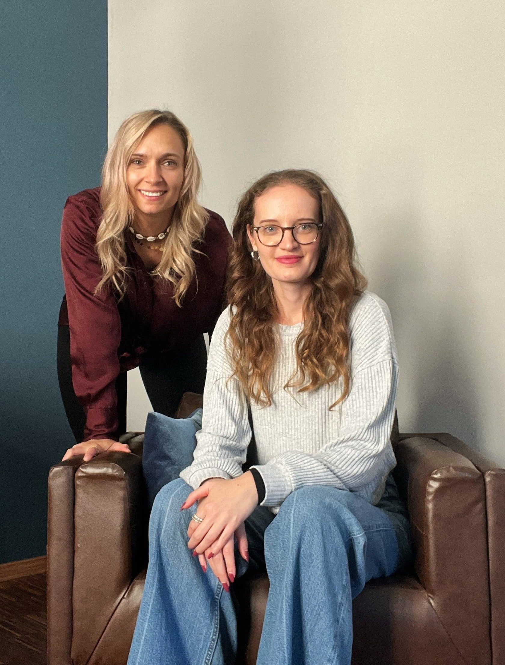 Website Relaunch Team der Agentur RANG & NAMEN Chemnitz auf einem Sessel